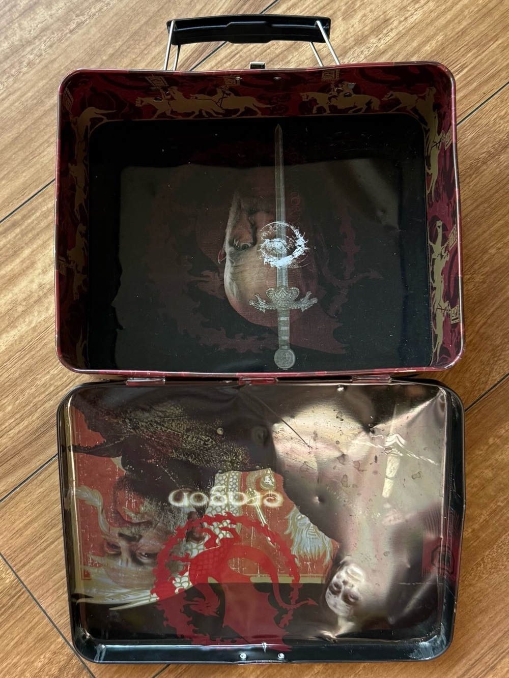 Rix Products LLC Eragon Collectible Metal Lunchbox Tin 2006 Item No. 4920 - Picture 9 of 15